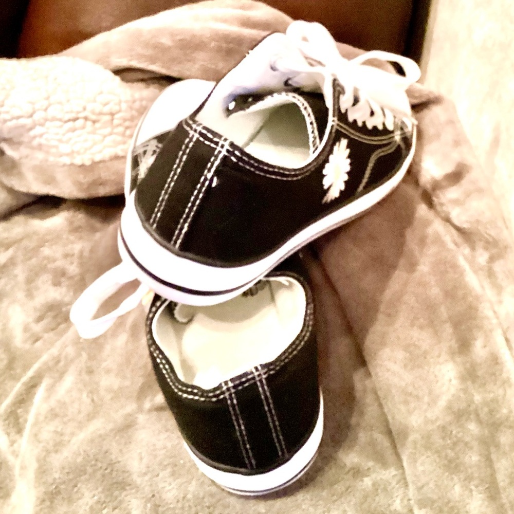 NWOT Black & White ZY Canvas Shoes. Daisy Flower Embroidery, Size: US 11 / EU 42 - Picture 6 of 9